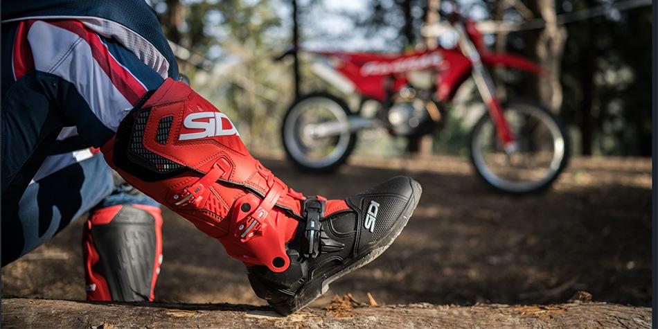 La prima volta fuori dall’asfalto: come scegliere le scarpe da enduro e le protezioni